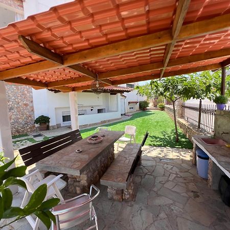 Apartment In Salamina With Garden & Sea View Selinia Exterior foto