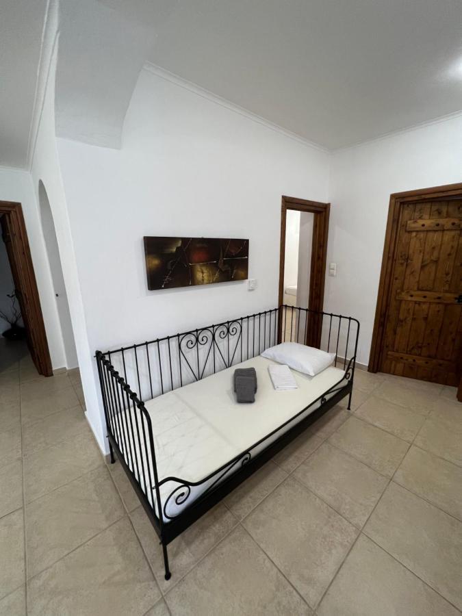 Apartment In Salamina With Garden & Sea View Selinia Exterior foto