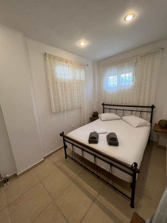 Apartment In Salamina With Garden & Sea View Selinia Exterior foto